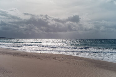 Spanien, Tarifa, Blick vom Strand auf das Meer - OCMF00291