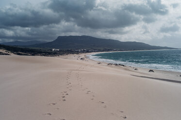Spanien, Tarifa, Strand mit Fußspuren im Sand - OCMF00292