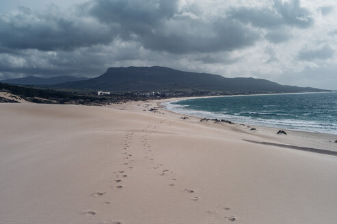 Spanien, Tarifa, Strand mit Fußspuren im Sand - OCMF00292