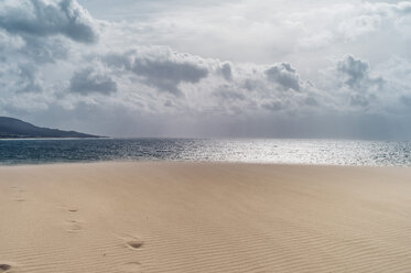 Spanien, Tarifa, Blick vom Strand auf das Meer - OCMF00293