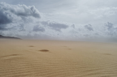 Spanien, Tarifa, bewölkter Himmel über Sanddüne - OCMF00294