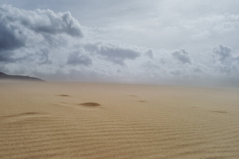 Spanien, Tarifa, bewölkter Himmel über Sanddüne - OCMF00294