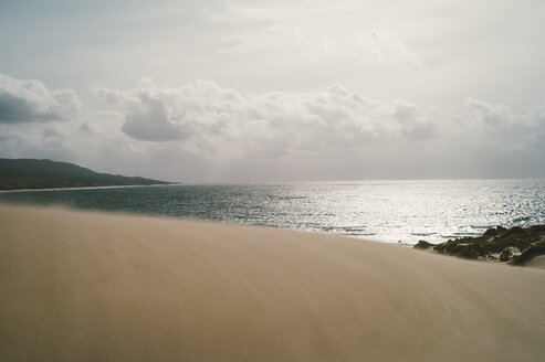 Spanien, Tarifa, Blick von der Sanddüne auf das Meer - OCMF00295