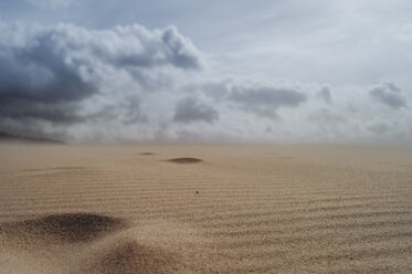 Spanien, Tarifa, bewölkter Himmel über Sanddüne - OCMF00296