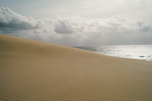 Spanien, Tarifa, Blick von der Sanddüne auf das Meer - OCMF00297