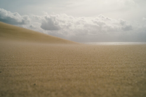 Spanien, Tarifa, Blick von der Sanddüne zum Horizont - OCMF00298