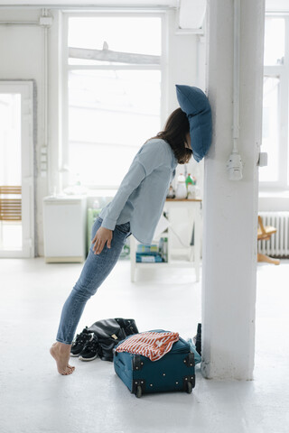 Jet-legged Frau lehnt auf Säule, lizenzfreies Stockfoto