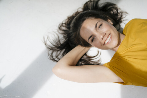 Porträt einer hübschen, fröhlich lachenden Frau, lizenzfreies Stockfoto