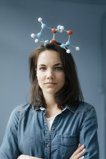 Wissenschaftlerin balanciert Molekülmodell auf ihrem Kopf - KNSF05647