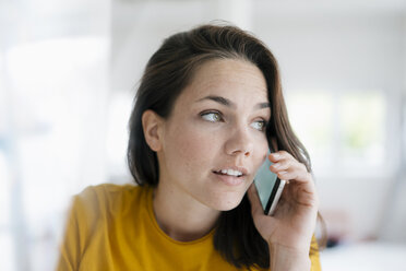 Hübsche Frau mit Mobiltelefon, Porträt - KNSF05688