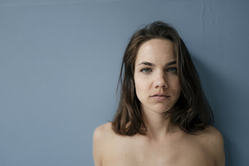 Porträt einer hübschen Frau mit nackten Schultern - KNSF05710