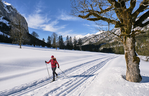 Österreich, Tirol, Rißtal, Karwendel, Skilangläufer in Winterlandschaft, lizenzfreies Stockfoto