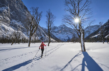 Österreich, Tirol, Rißtal, Karwendel, Skilangläufer in Winterlandschaft - MRF01917