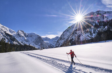 Österreich, Tirol, Rißtal, Karwendel, Skilangläufer in Winterlandschaft - MRF01918