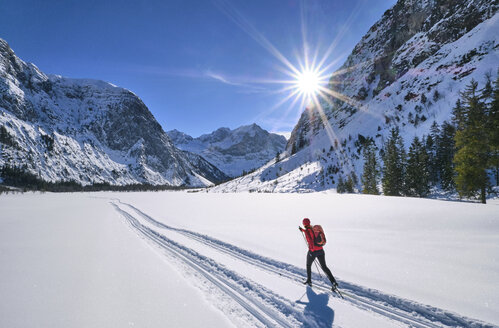 Österreich, Tirol, Rißtal, Karwendel, Skilangläufer in Winterlandschaft - MRF01919