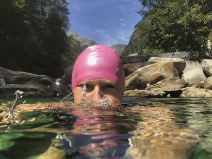 Schweiz, Tessin, Verzascatal, Val Versazca, Frau schwimmt und erfrischt sich im Fluss Verzasca - GWF05899