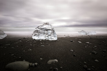 Eisberge am Strand gegen bewölkten Himmel - CAVF60650