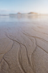 Wellenmuster auf nassem Sand am Strand im Wilsons Promontory National Park - CAVF60687