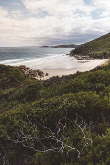 Ruhige Aussicht auf das Meer bei bewölktem Himmel im Wilsons Promontory National Park - CAVF60689