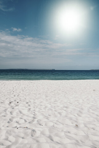 Aussicht auf den Hyams Beach gegen den blauen Himmel an einem sonnigen Tag, lizenzfreies Stockfoto