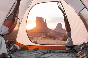 Buttes gegen den Himmel durch das Zelt im Monument Valley Tribal Park bei Sonnenuntergang gesehen - CAVF60923