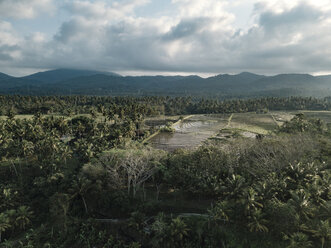 Luftaufnahme der Landschaft gegen den bewölkten Himmel auf Bali - CAVF60972