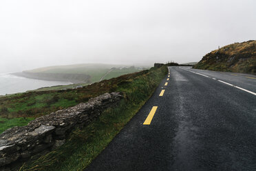 Verkleinerte Perspektive des Wild Atlantic Way am Meer gegen den bewölkten Himmel - CAVF61047