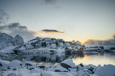Beschauliches, schneebedecktes Fischerdorf am Wasser, Reine, Lofoten, Norwegen - CAIF22624