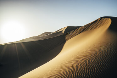 Die Sonne scheint über der Sandwüste, Sahara, Marokko - CAIF22634