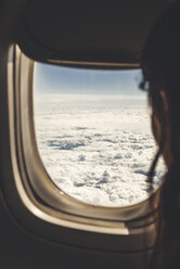 Argentinien, Santa Fe, Rosario, Frau schaut durch Flugzeugfenster - FLMF00154