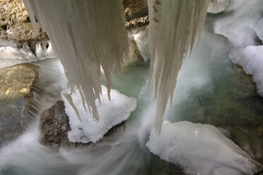 Deutschland, Bayern, Oberbayern, Werdenfelser Land, Garmisch Partenkirchen, Partnachschlucht, Schnee, Eis und Eiszapfen - LBF02398