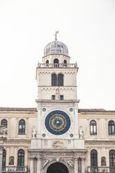 Italien, Venetien, Padua, Astronomische Uhr von der Piazza dei Signori aus gesehen - FLMF00161