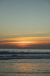 Spanien, Tarifa, Strand bei Sonnenuntergang - KBF00533