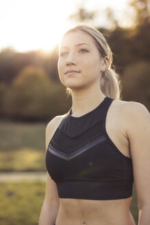 Porträt einer jungen sportlichen Frau in der Abendsonne - SEBF00010