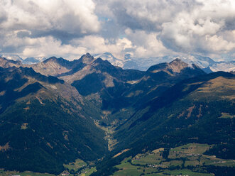 Italien, Trentino, Südtirol, Pustertal, Blick auf die österreichischen Alpen vom Gipfel des Astjochs - LOMF00840