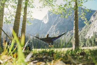 Rückansicht einer Frau, die sich in einer Hängematte im Yosemite National Park entspannt - CAVF61063