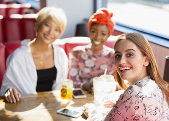 Porträt zuversichtlich, lächelnd junge Frauen Freunde Essen im Restaurant - CAIF22734