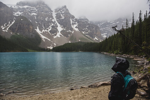 Gelassener Wanderer in Regenjacke, der die ruhige Aussicht auf Berge und Seen genießt, Banff, Alberta, Kanada - CAIF22770