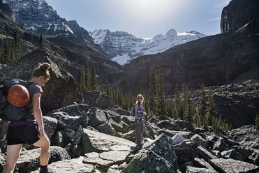 Frauen beim Wandern in majestätischer, zerklüfteter Berglandschaft, Yoho Park, British Columbia, Kanada - CAIF22782