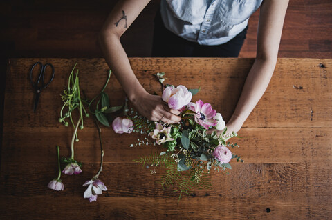 Ansicht von oben Frau arrangiert Blumenstrauß, lizenzfreies Stockfoto