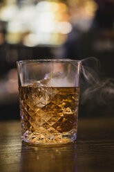 Geräucherter Whiskey-Cocktail - CAIF22787