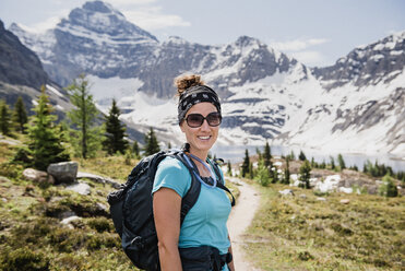 Porträt einer selbstbewussten Wanderin auf einem sonnigen, idyllischen Bergpfad, Yoho Park, British Columbia, Kanada - CAIF22788