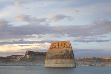 Aussicht auf den Lake Powell durch Klippen gegen den bewölkten Himmel bei Sonnenuntergang - CAVF61094