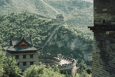 Chinesische Mauer auf einem Berg an einem sonnigen Tag - CAVF61112