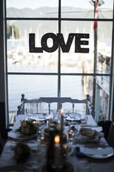 Liebestext am Fenster im Restaurant während der Hochzeitszeremonie - CAVF61123