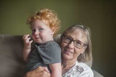 Porträt der Großmutter und des Enkels zu Hause - CAVF61138
