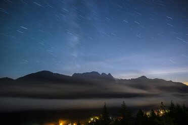 Malerische Aussicht auf die Berge im nächtlichen Sternenhimmel - CAVF61202