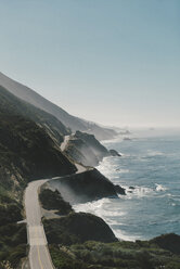 Landschaftliche Ansicht der Straße auf Berge am Meer gegen klaren blauen Himmel - CAVF61203