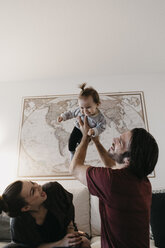 Glückliche Familie spielt mit Baby Mädchen im Wohnzimmer zu Hause - LHPF00449