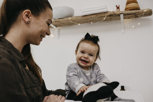 Glückliche Mutter mit Baby Mädchen im Babyzimmer zu Hause - LHPF00473